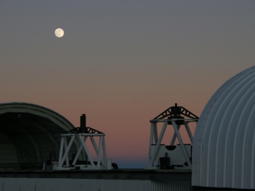 Die STELLA-Teleskope auf Teneriffa im Abendlicht