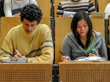 Zwei Studierende im Hörsaal an der Universität Potsdam