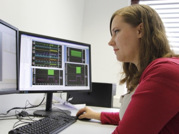 Eine Promotionsstudierende schaut auf einen Bildschirm mit Daten