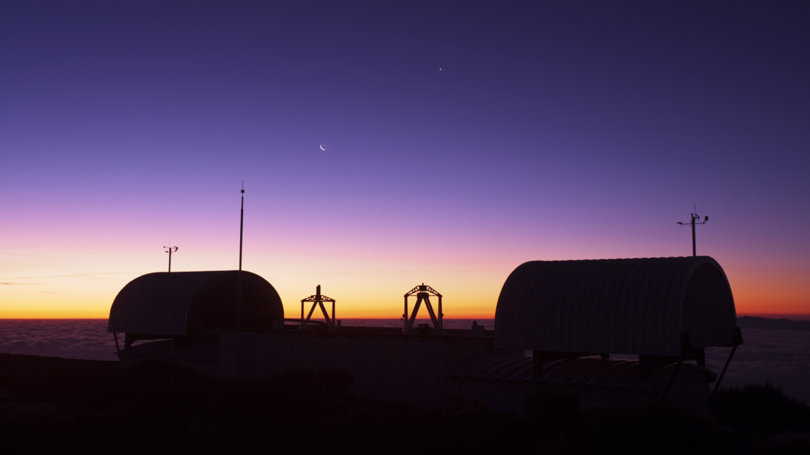 Sonnenuntergang auf Teneriffa: Die robotischen STELLA-Teleskope.